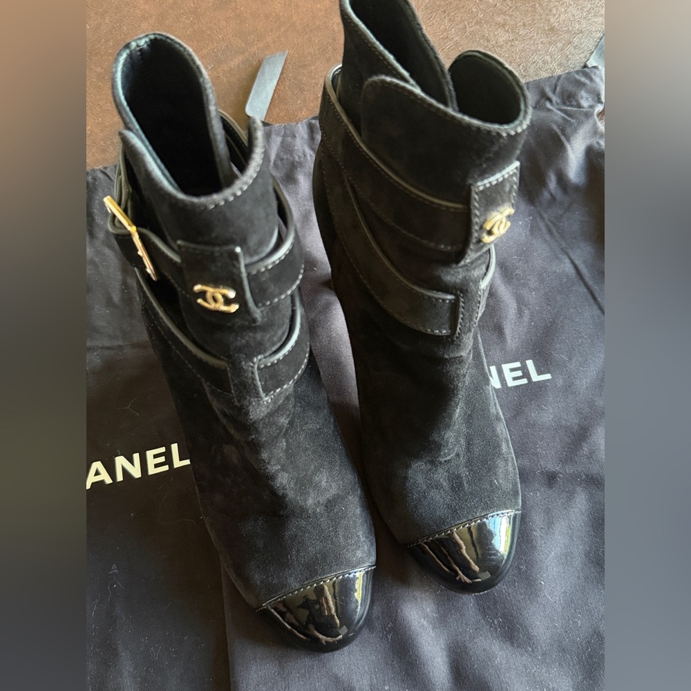 🖤Chanel🖤Strappy 'CC' Suede & Patent Ankle Boots - Picture 3 of 12